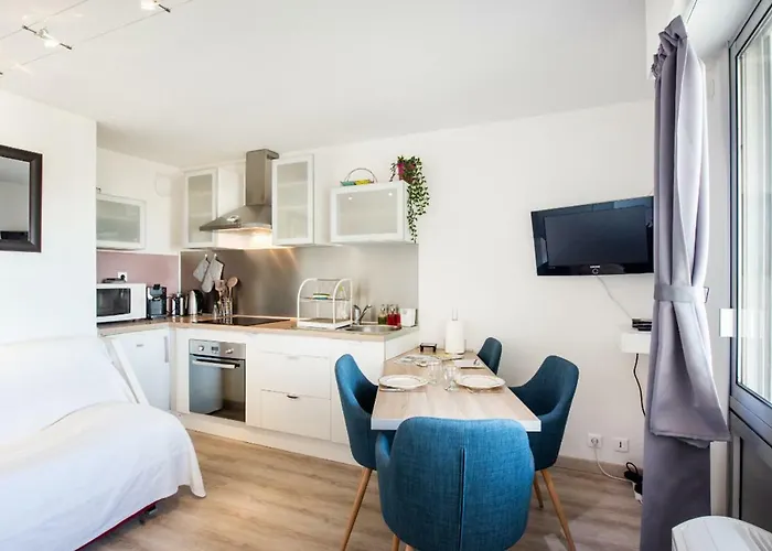 Escapade Bordeaux, Tram Et Supermarche Au Pied